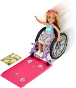 Barbie Chelsea-Puppe (blond) Und Rollstuhl. Spielzeug Für Kinder Ab 3 Jahren 9 Barbie Chelsea-Puppe (blond) Und Rollstuhl. Spielzeug Für Kinder Ab 3 Jahren -Spielwaren-Discounter 26406524 04