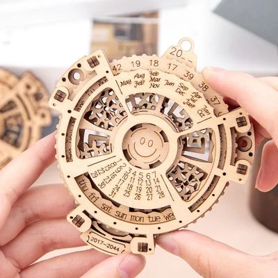 Brightake DIY Holz 3D Puzzle Zusammengesetztes Spielzeug Selbst Montage Mechanische Kalender Holz Getriebe Modell 4 Brightake DIY Holz 3D Puzzle Zusammengesetztes Spielzeug Selbst Montage Mechanische Kalender Holz Getriebe Modell – Bild 4